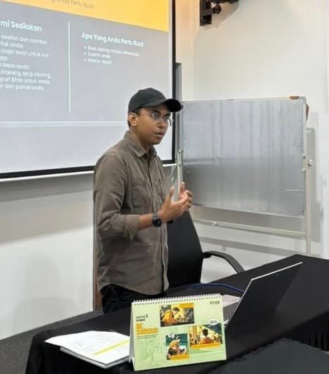 Eddy Rahman teaching a marketing session
