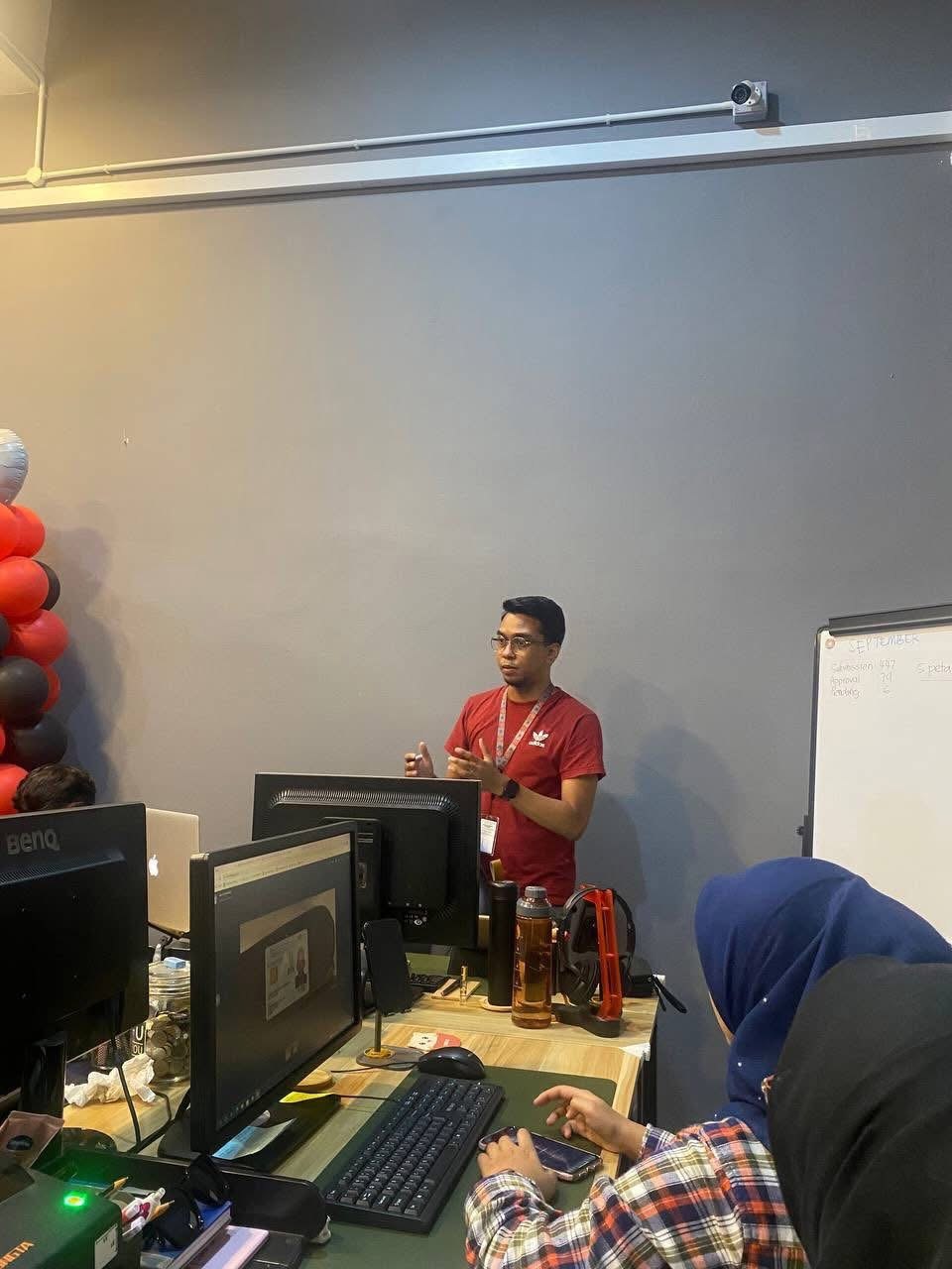 Eddy Rahman conducting a marketing session